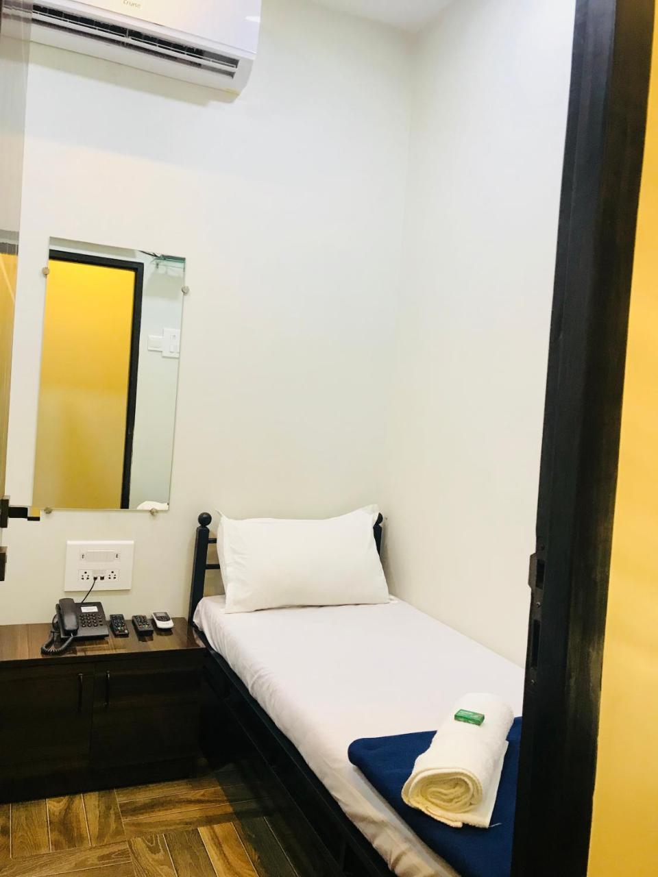 מומביי Hotel Shabana - Colaba Causeway מראה חיצוני תמונה