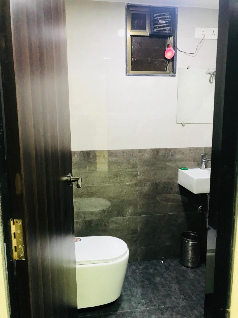 מומביי Hotel Shabana - Colaba Causeway מראה חיצוני תמונה