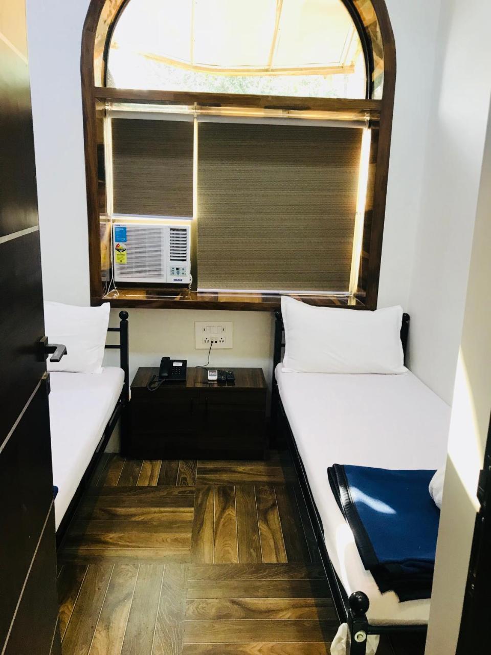 מומביי Hotel Shabana - Colaba Causeway מראה חיצוני תמונה